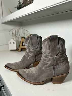 Idyllwind Grey Suede Western Booties Womens 9B Ankle Cowboy Distressed Short